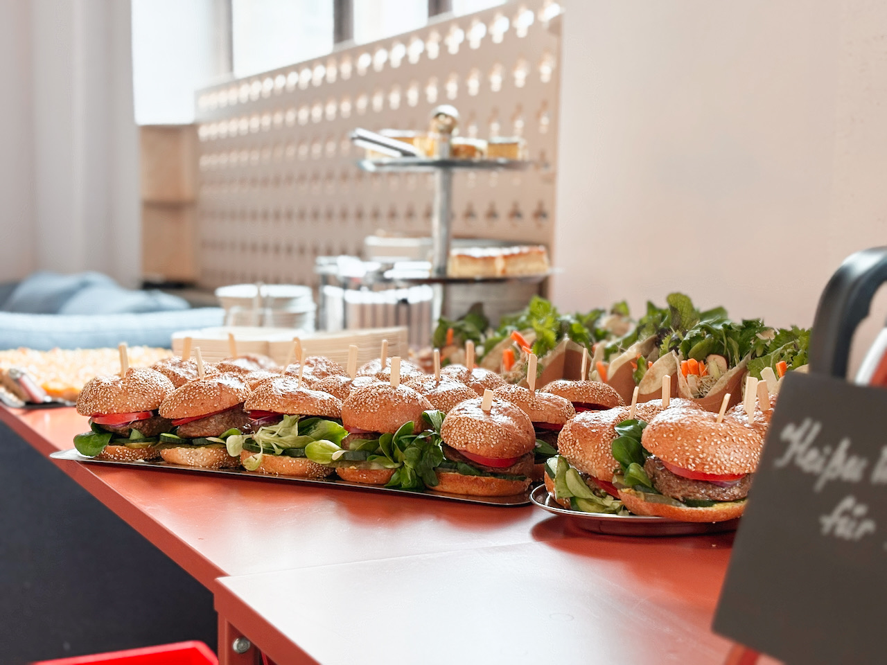 Catering-Buffet mit belegten Brötchen