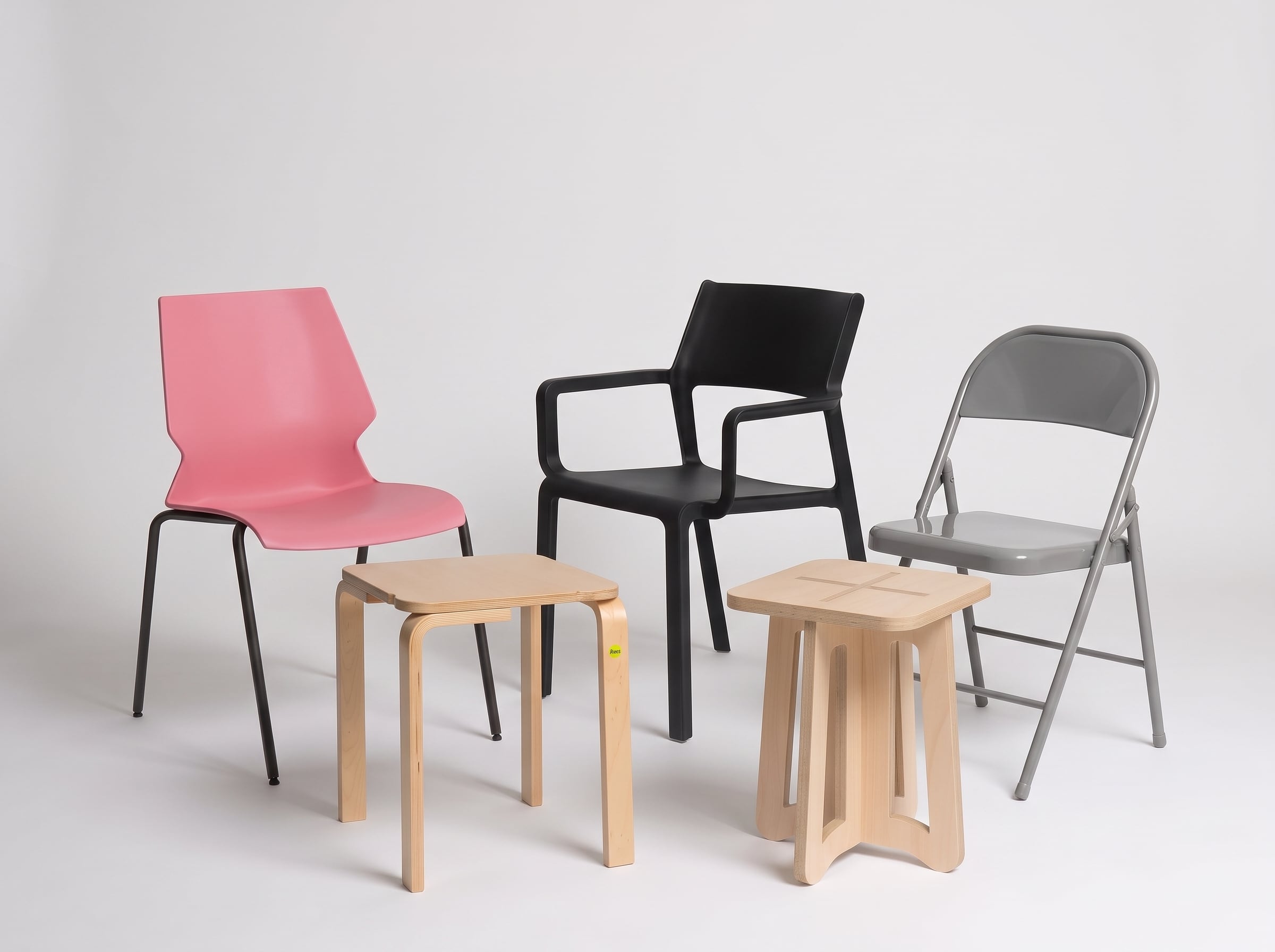 Verschiedene Hocker und Stühle